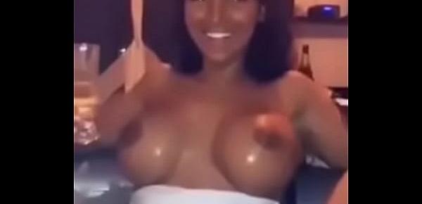  LA BEURETTE KARIMA FAIT DU SHOW SEXY DANS SA STORY 